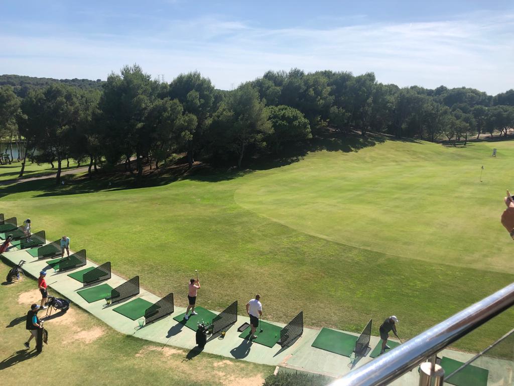 @KevRedCon @druidsglen @MarcusDoyle2 Down at Las Ramblas, Spain hitting a few practice shots. That's me in the pink. 😉