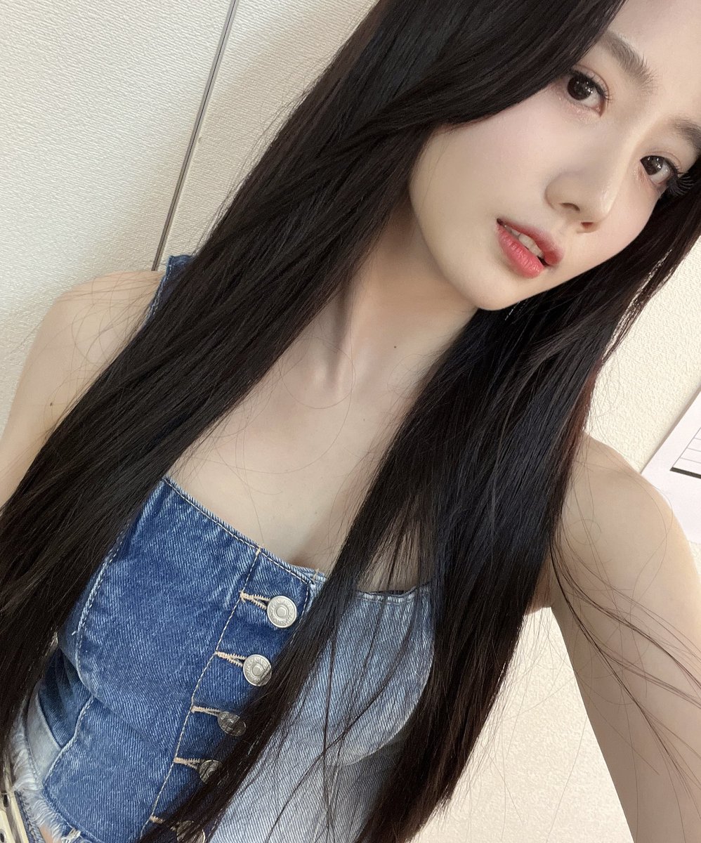 uzooo_c's tweet photo. 💙💙💙😀✌🏻

#CherryBullet #체리블렛 #유주 #YUJU https://t.co/jeQkLge45z
