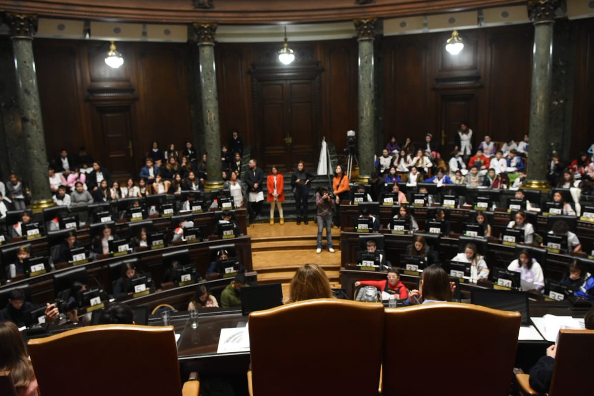 Mediante el Programa “La Legislatura y la escuela”, nos visitó la comunidad educativa de las Escuelas 19.D.E.20, la 9 D.E.15, el “Esclavas del Sagrado Corazón de Jesús” y la Esc. “Scholem Aleijem”. Hicimos un simulacro de sesión, donde votamos los proyectos que trajo cada