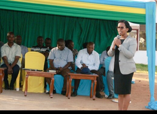 CellMuyange's tweet photo. Uyu munsi @CellMuyange  DDEA w'Akarere ka Kicukiro @HussAnnyMonique yitabiriye inteko rusange y'Abaturage  mu Kagari ka Muyange akaba yashimye ibyiza abaturage bagezeho aboneraho kubibutsa,
-gutangira Mutuelle ku gihe
- kurwanya igwingira ry'Abana
 -Kwicungira umutekano 
-Isuku https://t.co/O4Ker6OREq