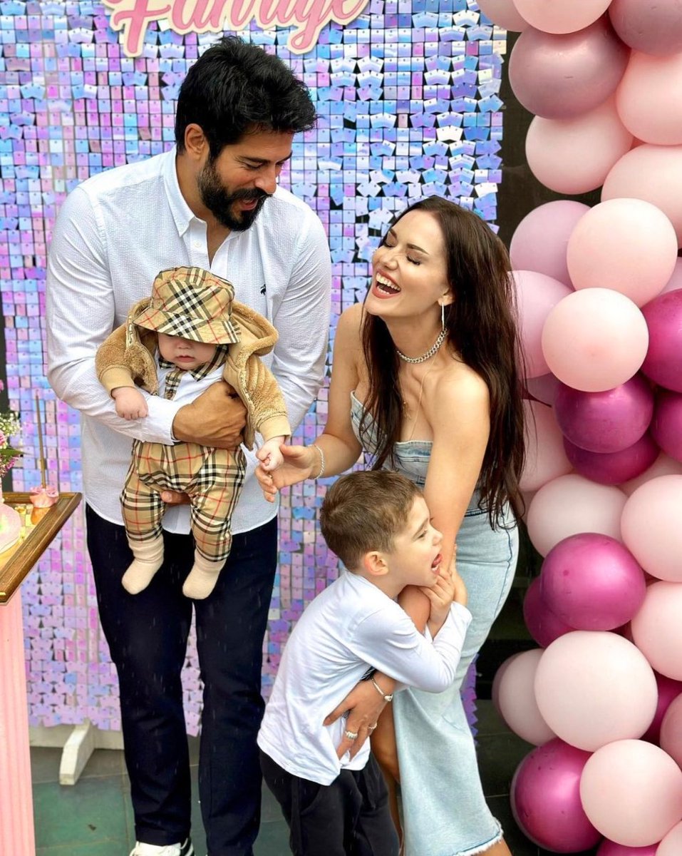rxwaydah's tweet photo. MAŞALLAH AİLESİ GÜZELDİR. SEVİMLİ 🥹🥹 Allah onları mutlu etsin 😊🤍
#FahriyeEvcen #BurakÖzçivit https://t.co/QJvS9nQQXZ