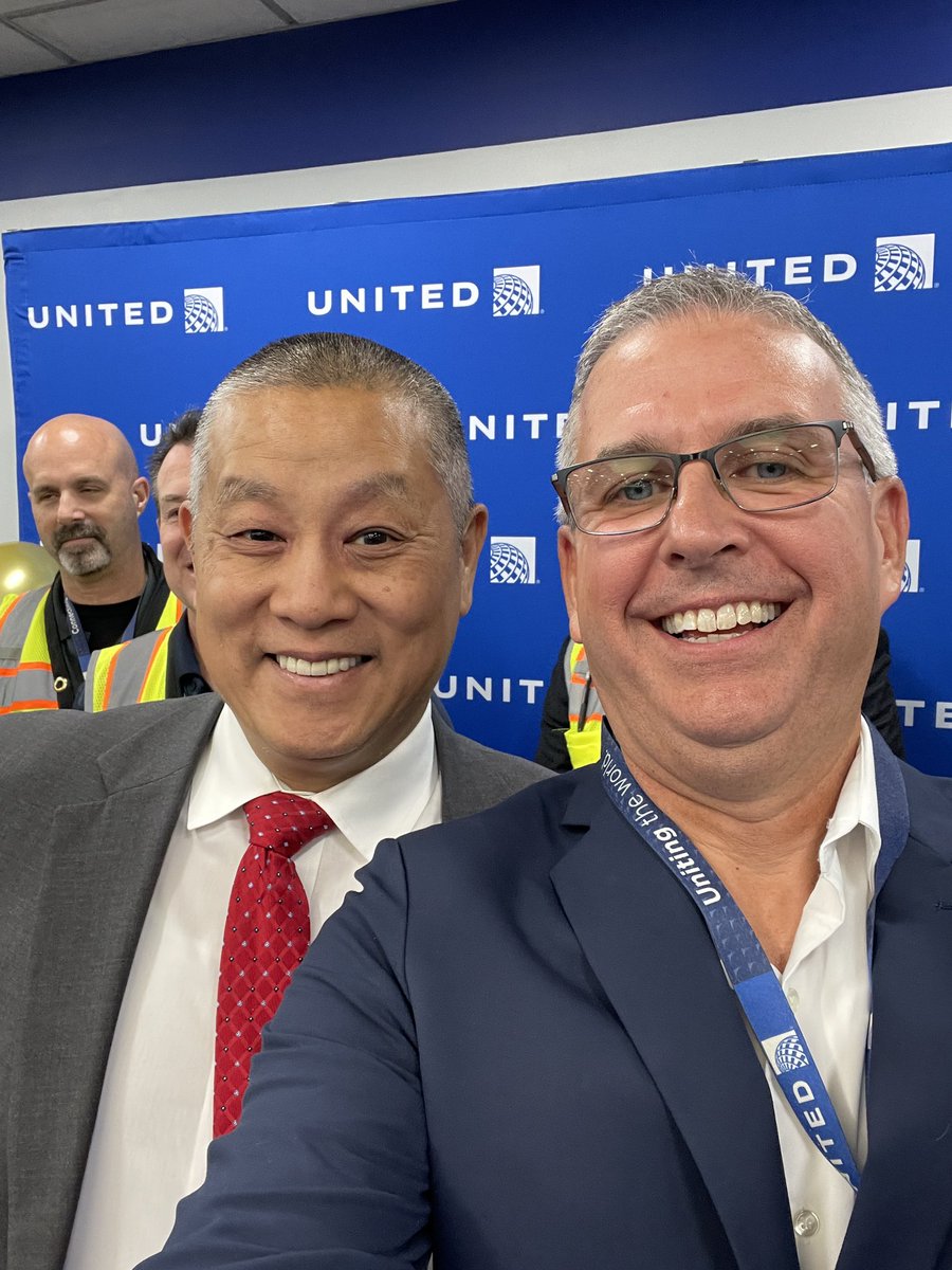 Congrats 👏to IAD - recertification as a VPP ⭐️ worksite! Recognition to the entire team for the continuous focus on 🦺. Presented by Gary Pan, Virginia Commissioner of Labor and Industry. #SafetyIADownsIt @HenryatUnited @MikeHannaUAL @SashaJDC @AOSafetyUAL @kennyjets67