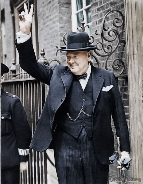 « Nous devons notre liberté à des hommes qui ne plient pas, ne s'agenouillent pas, ne se soumettent pas. » 
Winston Churchill #DDay #debarquementnormandie #6Juin1944 #6june1984 #Facealinfo