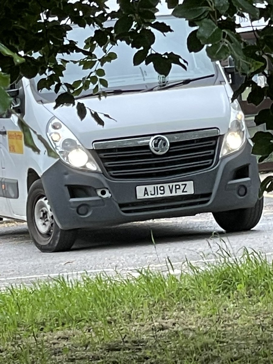 LisaHemley's tweet photo. @DHLParcelUK 

Your driver me blocked my car in a disabled bay whilst at a school!! He opened the rear door on my car and I asked him to close the door to which he told me to fuck off in front of my 10 year old daughter. 
Absolutely shocking !

Registration AJ19 VPZ https://t.co/k9bUTnoFoO