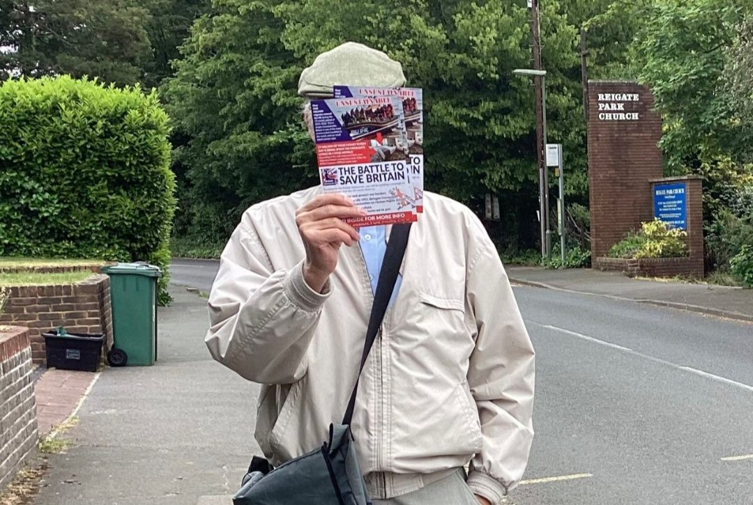 A mystery activist has been leafleting for the British Democrats in Reigate, Surrey.

Who could this be? Only time will tell.

As the British Democrats become more popular we will obviously attract well known individuals.

#BritDems #BritishDemocrats