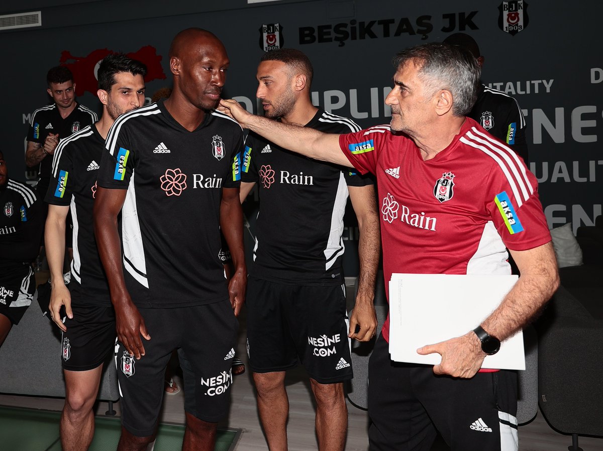 Futbol Takımımızdan Atiba Hutchinson’a Veda

Tecrübeli futbolcumuz Atiba Hutchinson’la olan sözleşmemiz, Futbol A Takımımızın Konyaspor’la oynayacağı Spor Toto Süper Lig müsabakasının ardından sona erecek.

Kulübümüzle sözleşmesi sona erecek olan Atiba Hutchinson için Futbol A
