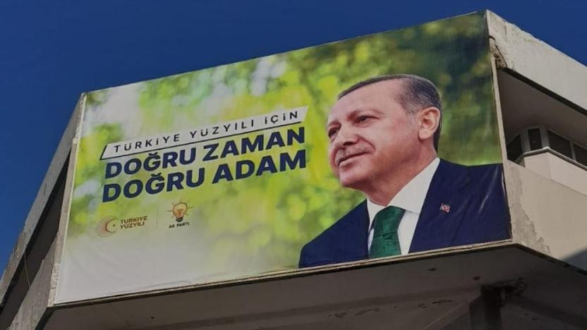 Mersin’de Erdoğan’ın seçim afişindeki fotoğrafına bıyık yaptığı, afişe küfürlü ifadeler yazdığı iddiasıyla gözaltına alınan 16 yaşındaki çocuk tutuklandı.