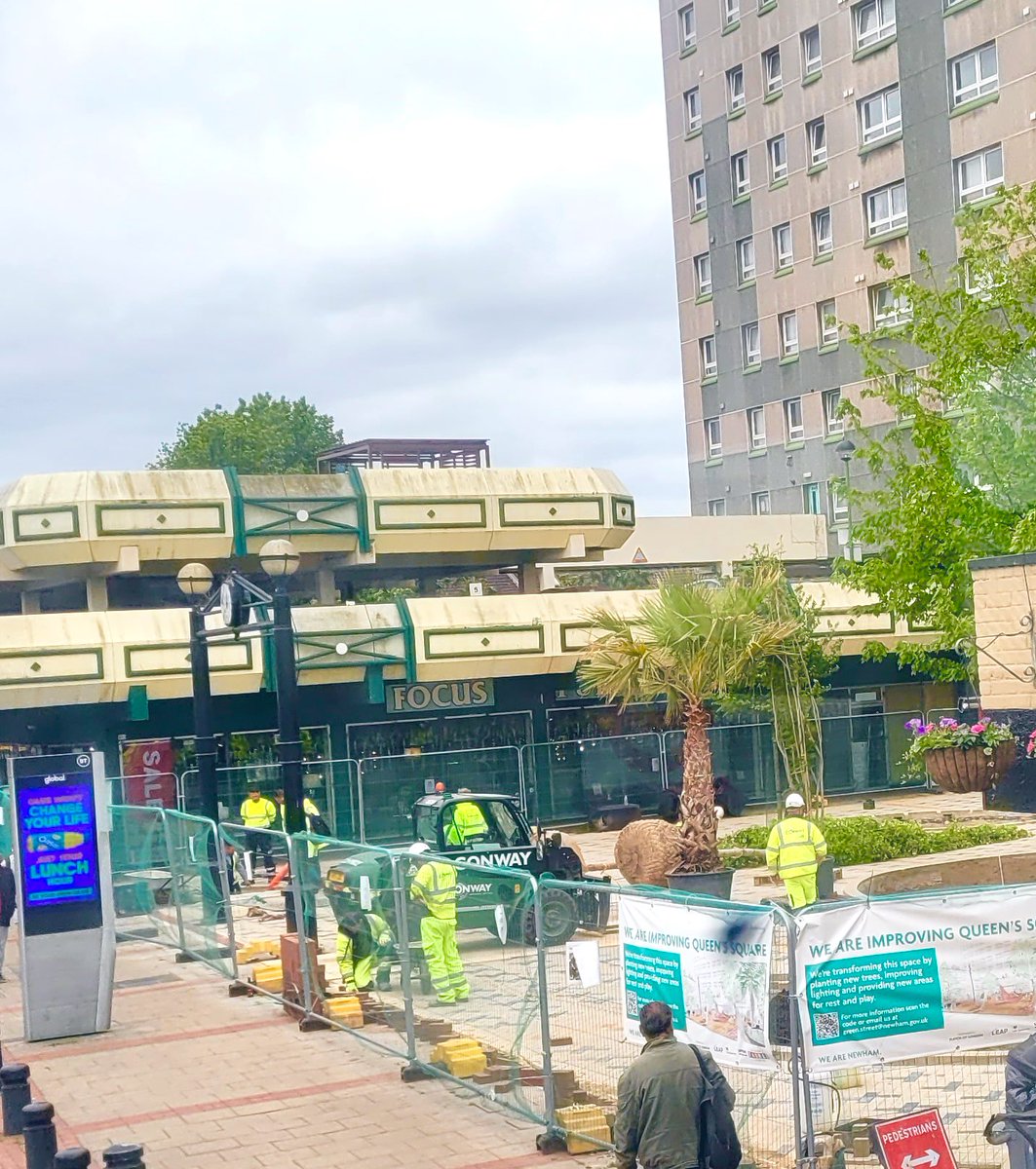 JamesAsser's tweet image. New #trees being delivered and planted on Green Street for the improvements in Queen’s Square. 

#Newham #GreenStreet #StreetTrees