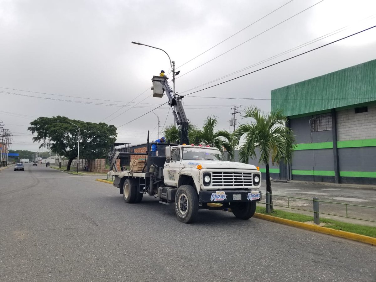 Redes eléctricas #Araure, en marcha, realizando trabajos de mantenimiento al sistema de alumbrado público LED en las Avenidas: 

Eduardo Chollet 
Av. 5 a la altura de Hiperlider
Rómulo Gallegos 
Bicentenaria 
@NicolasMaduro

#UnGobiernoParaTosos
#PortuguesaResteadaConNicolas