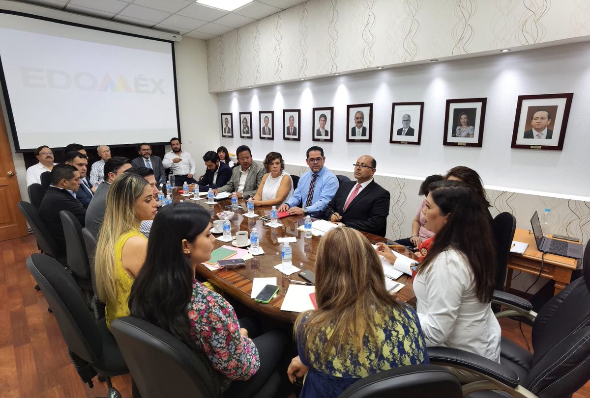 Bren_Alvarado's tweet photo. En @EdomexSocial  seguimos trabajando en equipo para llegar a nuestras metas. El día de hoy nos reunimos con mandos superiores de la secretaría para supervisar avances de proyectos en bien de la población mexiquense. https://t.co/GiCqPBSNjk