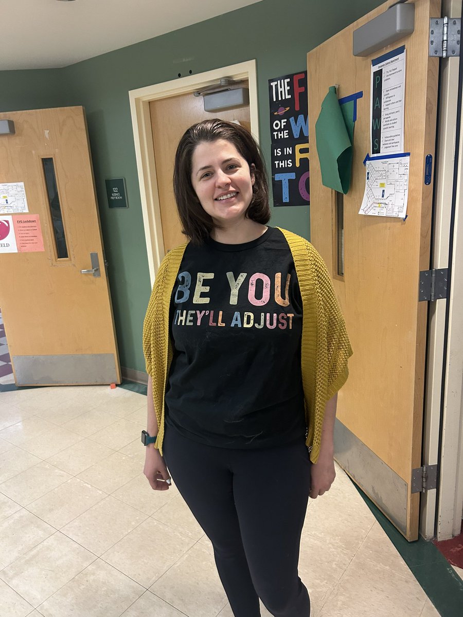 MsHauleMSW's tweet photo. Mrs. Castorena reminds us to be ourselves. #confidence #selfesteem @EPS_Region2 @EPS_EvergreenMS @EverettSchools https://t.co/3LJvYJFyR9