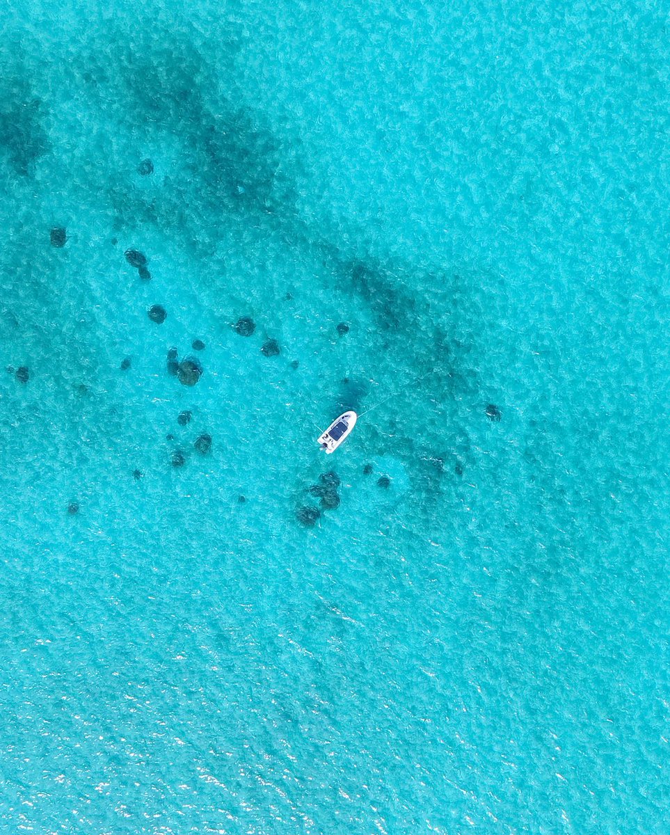 BeeyondBoats's tweet image. CAUTION ⚠️ Bright blue waters may hurt your eyes… and your willingness to return to your day job