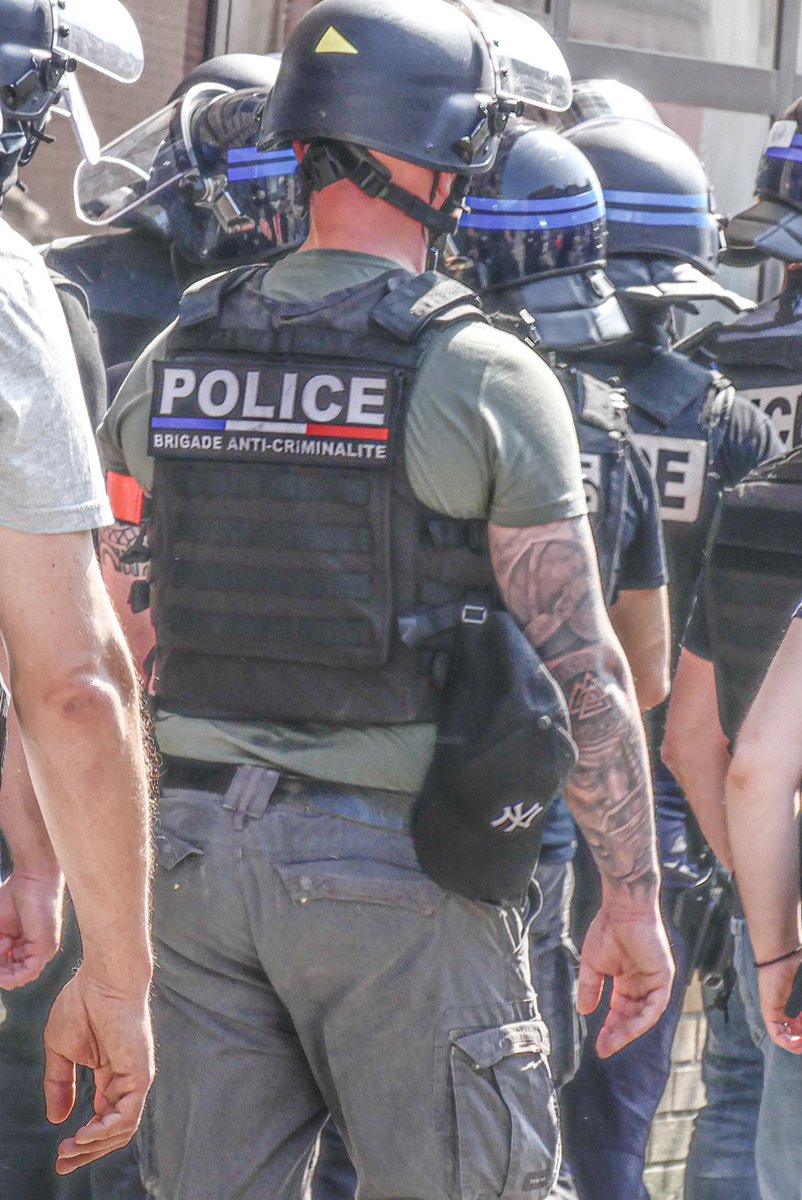 RicardParreir's tweet photo. Aujourd’hui à Lille, plusieurs policiers ont été photographiés arborant un symbole très en vogue chez les suprématistes blancs et néonazis : le Valknut.

Explications ⤵️ https://t.co/70xPr8IsA6