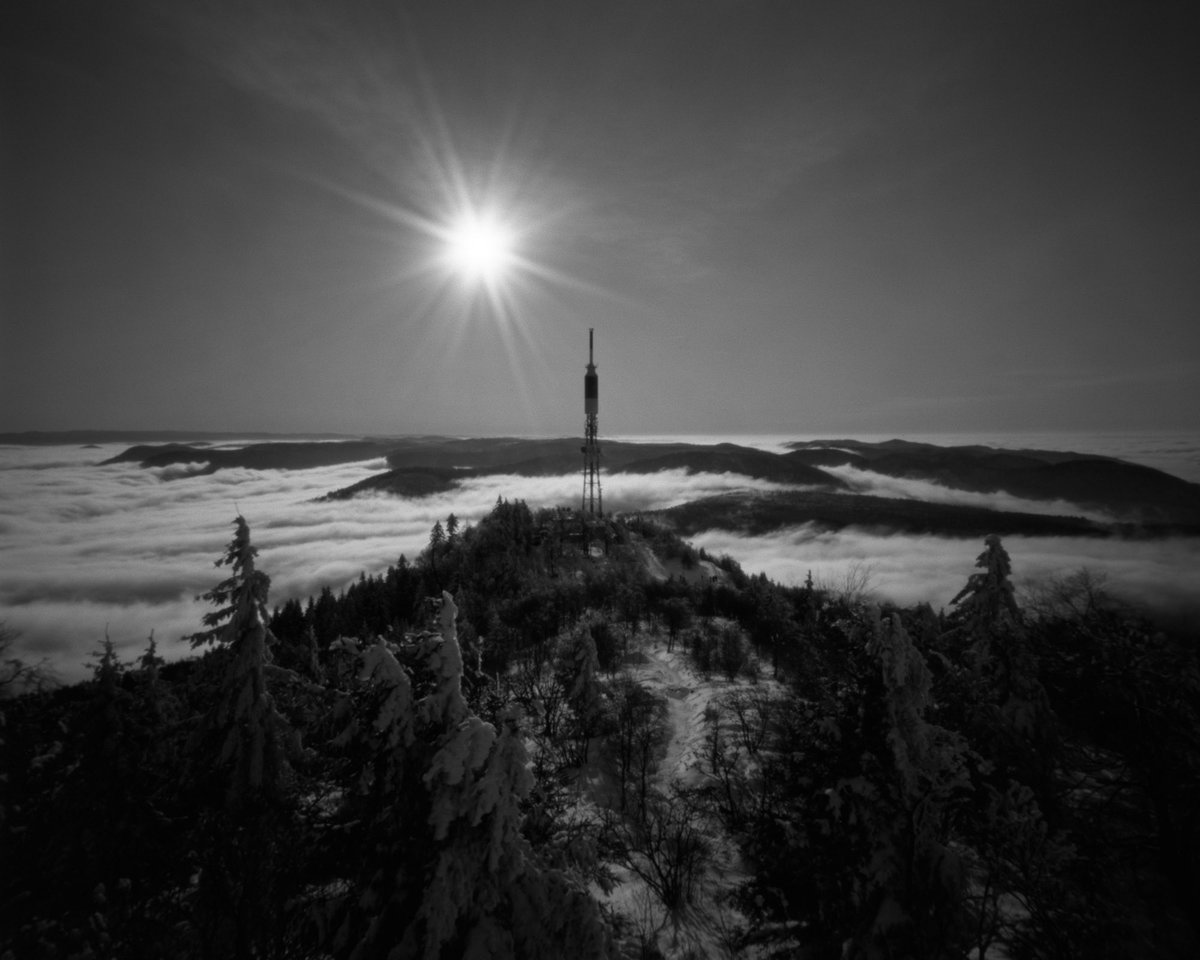 375
#mountain #clouds #seaofclouds #snow #winter #antenna #sun #sky #nature #analogphotography #filmphotography #pinhole #pinholephotography #caffenol #blackandwhitephotography #largeformatphotography #vosges #schwarzwald #landscape