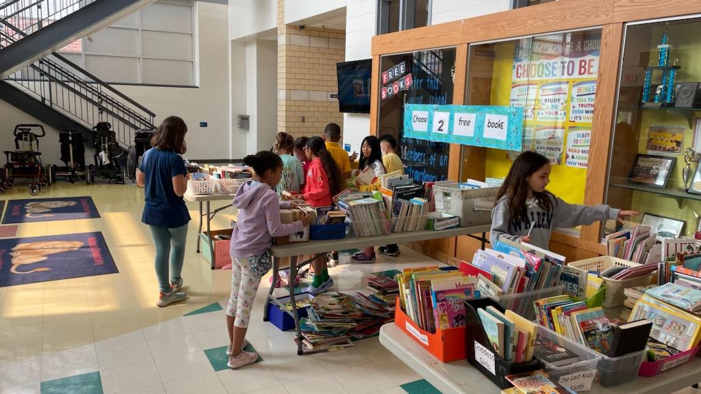 Bethesda_ES's tweet photo. Students getting books at our 2nd annual book swap! https://t.co/tgGFNHRIyj