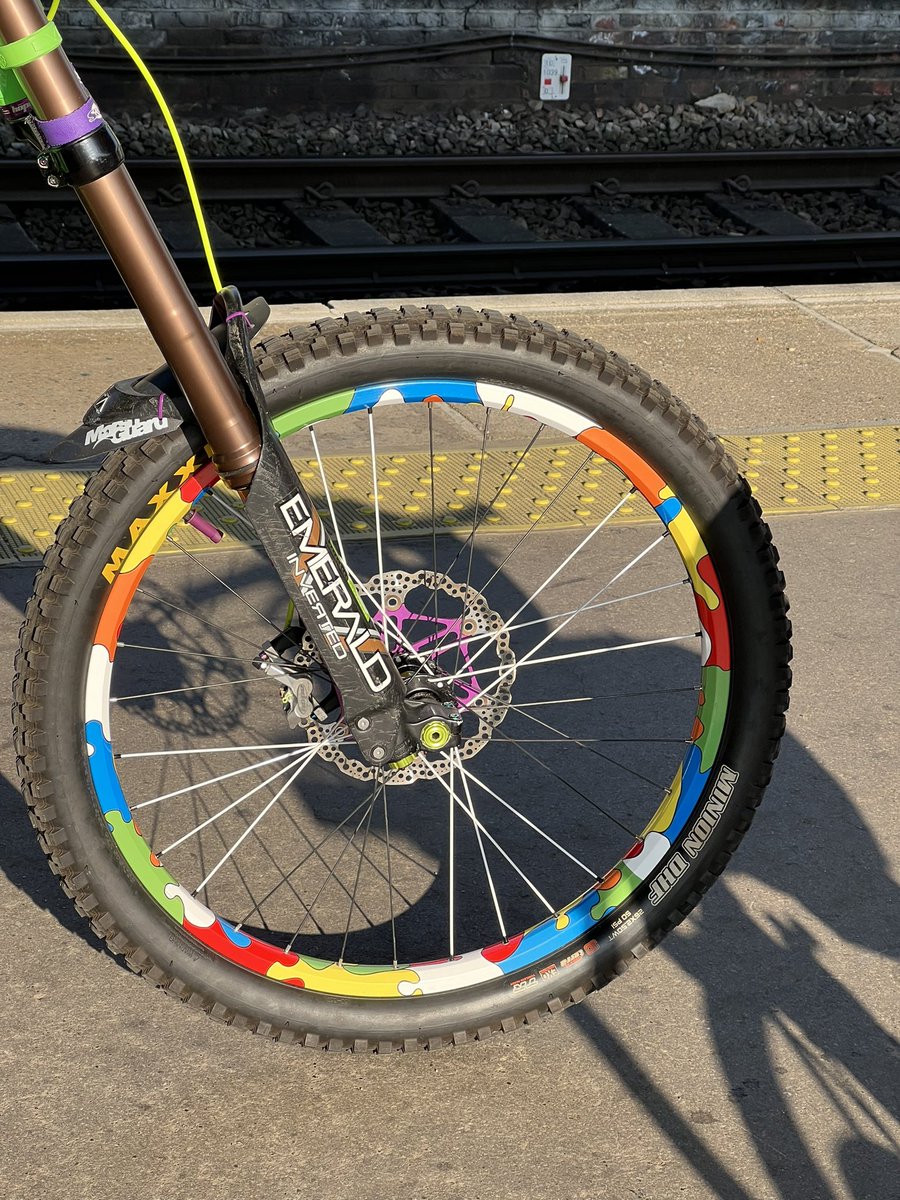 Check out these awesome custom painted rims on a custom Five I spotted on my travels! 🤘🤘
