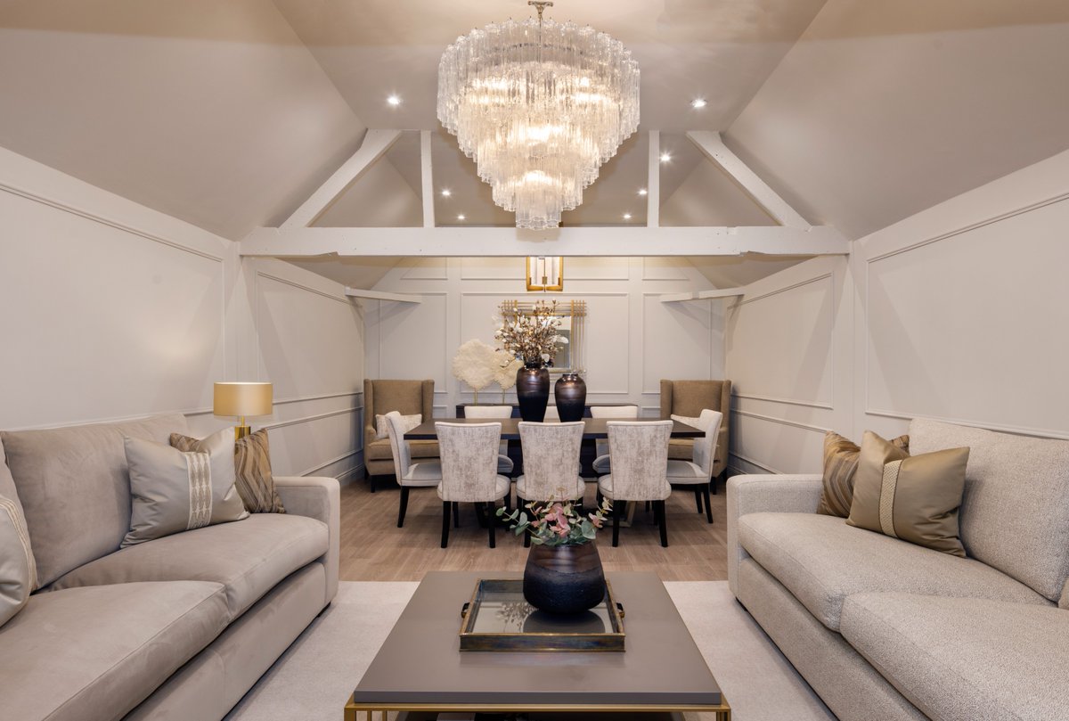 Our Pentagon 2 Chandelier in pride of place in this luxury dining room from @knightsofbeaconsfield.
•
Available in three glass finishes and three metal finishes. 
•
Retro Murano collection.