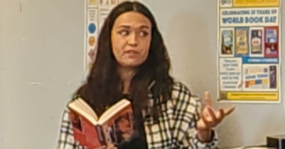 LibLourdes's tweet image. Some lucky @LourdesSec pupils loved today's @GlasgowLib #WeeWrite visit from #AmaraSage, "Influential" author. Some great questions, and quite a few pupils borrowed the book before leaving. #SchoolLibraries #GlasgowSchoolLibraries