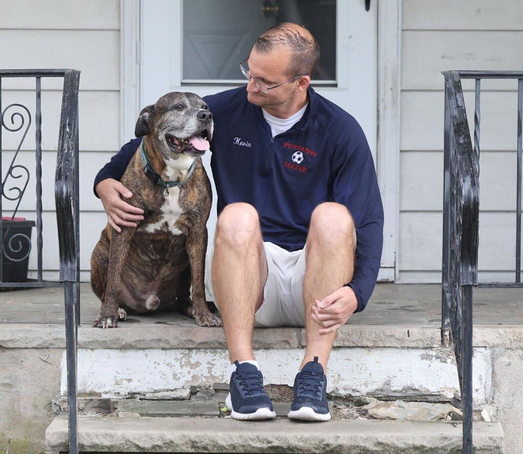 This is Mellow. He has terminal cancer, but he's been walking his neighborhood with his human every day since 2019, so he has a lot of friends who will miss him…