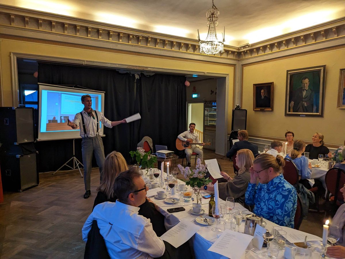 Sång för att hylla nyblivna Fil dr. <a href="/M_Rosen/">Maria Rosén</a> , stort grattis och tack för att vi fick vara med och fira din prestation!