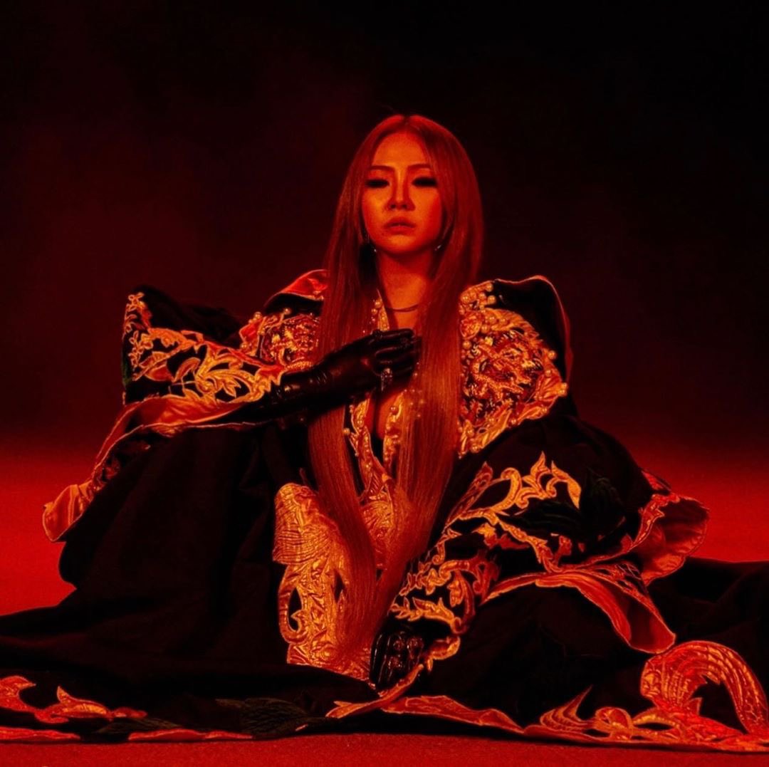 gzb_the's tweet photo. 불이야, 나 이 무대를 태워
물이야, 나 잠든 너를 깨워
칼이야, 나 가까이 오면 베여

If one day I get a tattoo, those three lines will be included. @chaelinCL reminded everyone that she's the Korean empress with +HWA+ https://t.co/0vm5KVY2P7