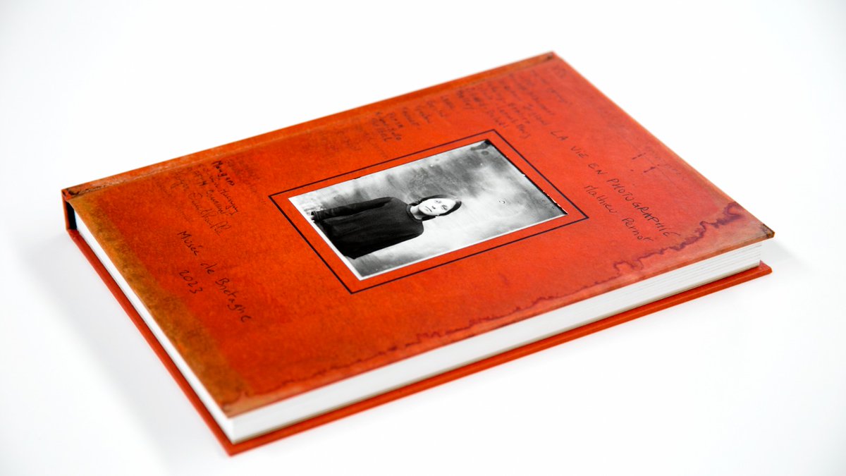 SYLartgrafic's tweet photo. L'impression offset en bichromie, une très bonne option pour reproduire les photographies en noir et blanc. Magnifiques portaits à découvrir dans le livre "La vie en photographie" édité par @gwinzegal. Expo au @museedebretagne à Rennes. #mathieupernot https://t.co/QQH1dQebOw https://t.co/V8ZX7cYf0l