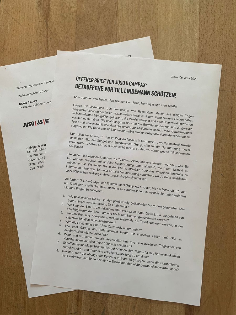Unzählige Frauen erheben aktuell Vorwürfe gegen den Frontsänger Till Lindemann von #Rammstein. Trotzdem soll es in Bern zwei Konzerte geben.

Wir fordern den Veranstalter <a href="/gadget_zh/">Gadget Entertainment Group AG</a> dazu auf sich zu positionieren und haben in einem Brief 8 Fragen formuliert!
1/7