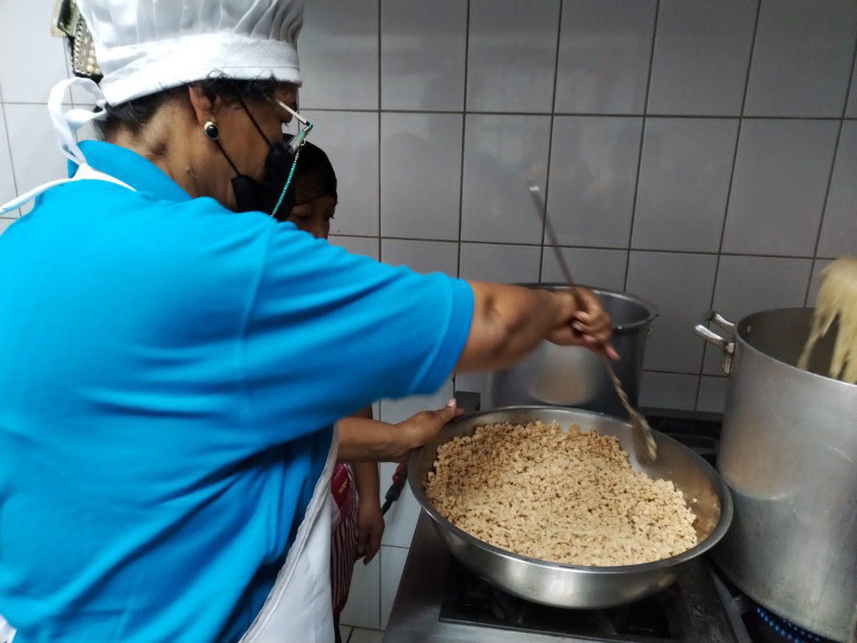Canal8_hn's tweet photo. #C8Informativo || ✅🍽️ La Alcaldía Municipal de Distrito Central (@AlcaldiaDCHN ) realizó la entrega de 300 platos de comida en el crematorio y en sus alrededores.
Siguiendo con los principios del mandato de la Presidenta @XiomaraCastroZ, ¡Apoyando a quien lo necesita!
#XiomaraCumple #AlcaldíaenAcción #Canal8