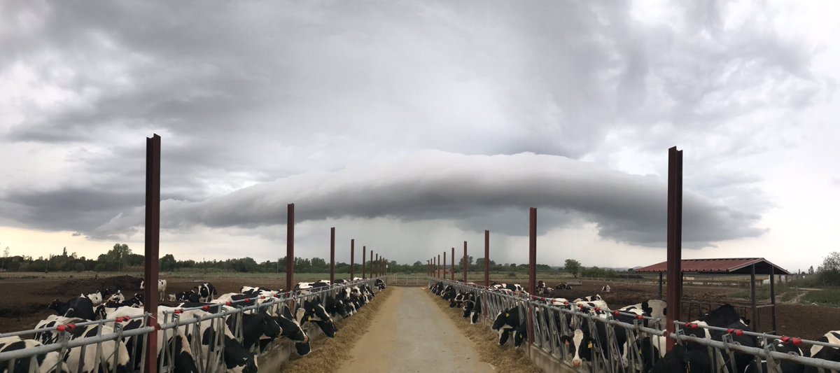 La tempesta de l’Alt Empordà i la Garrotxa d’aquesta tarda des de Peralada.