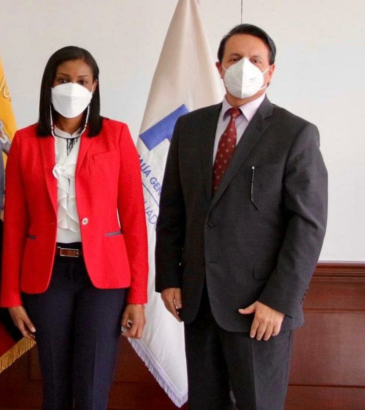 @LaDataEc A esta pareja de corruptos se le debería revisar la tesis, UÑA Y MUGRE.