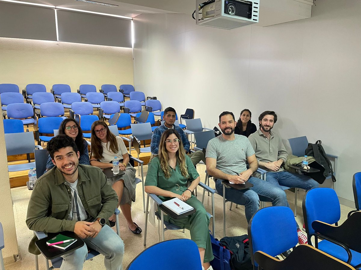 DraReyValcarcel's tweet photo. IV curso de cirugía de urgencias para residentes de la @aecirujanos en la sede del @CHgugm una estupenda promoción de residentes! @StcuaeC @Me4Trauma @estesonline https://t.co/lfKvYo97Bw
