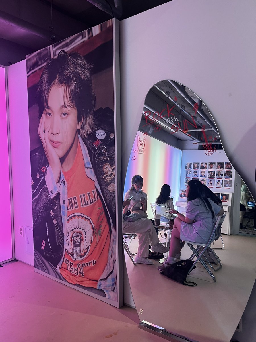 alibanpark's tweet photo. my most favourite cafe!! 🎸★🎧★📕by @rock_with_sun pt2 ⋆ ˚｡⋆୨🎸୧⋆ ˚｡⋆

#태양이_타오르듯_비춰
#𝑅𝑂𝐶𝐾_𝑌𝑂𝑈_𝐼𝑁𝑇𝑂_𝑆𝑈𝑁𝐿𝐼𝐺𝐻𝑇 https://t.co/MR8kZKGYI0