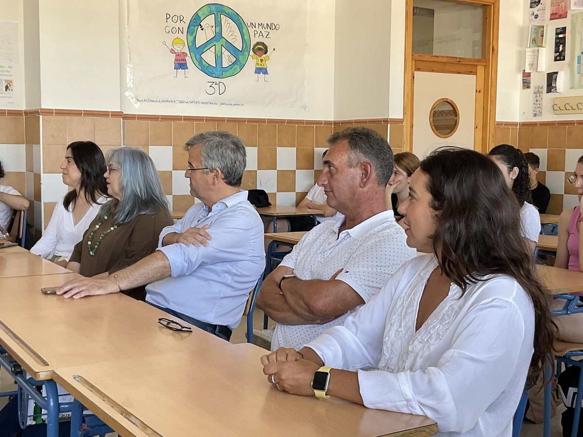 iestomashormigo's tweet photo. Día especial para el alumnado de la asignatura Oratoria y Debate y su profe Ana Belén García, ya que han podido presentar las propuestas de su partido al alcalde de Estepona @JMGarciaUrbano https://t.co/I1LxrPwqMm