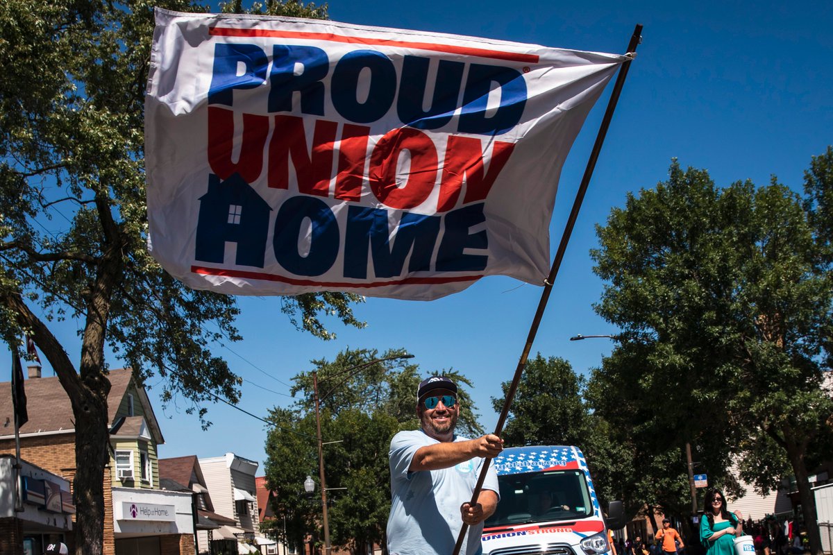 Fly the flag of the Chicago labor movement this summer, the Proud Union Home flag!

Get your today: bit.ly/PUHflags
