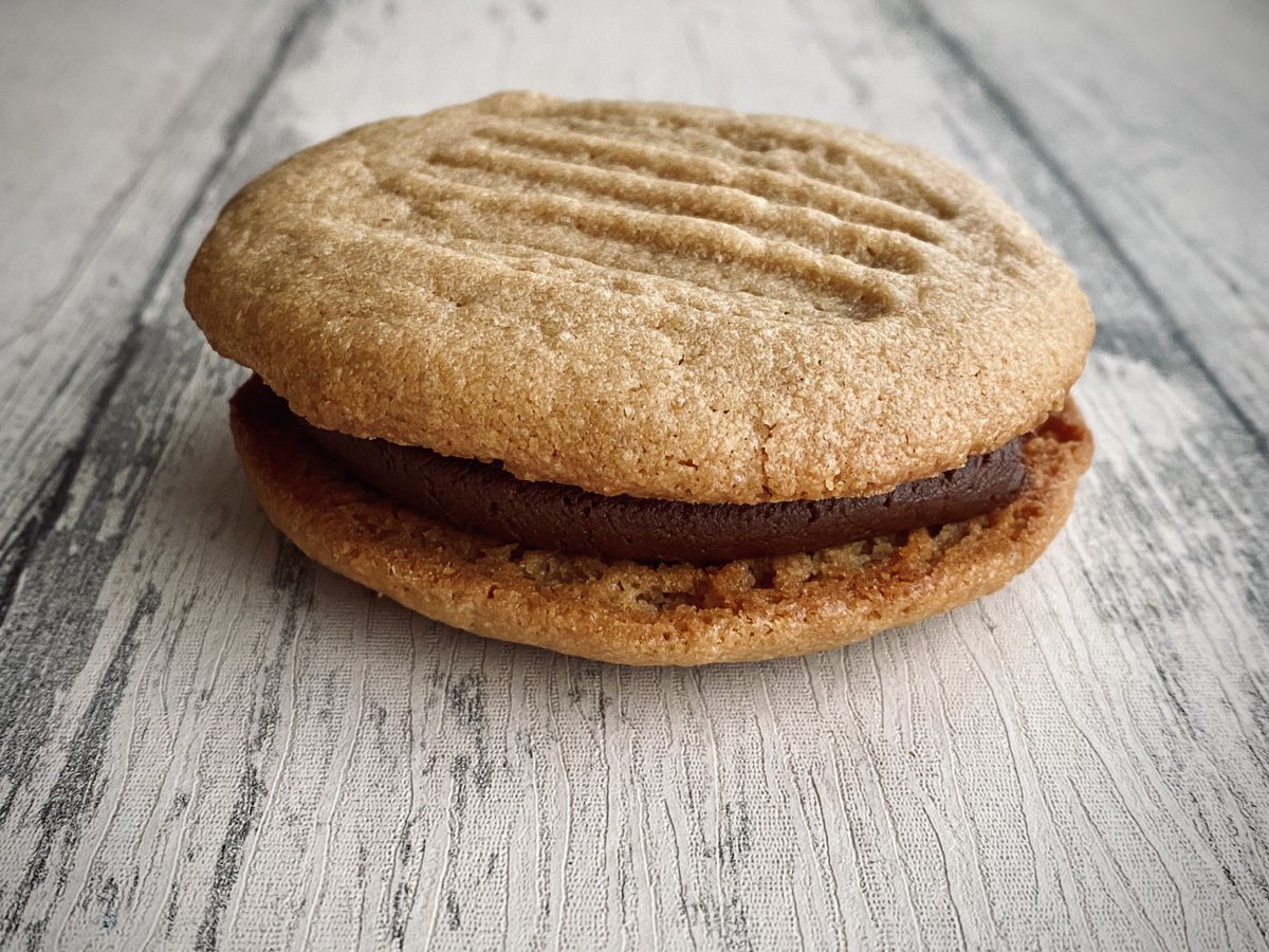 Peanut butter chocolate sandwich cookie….the size of my hand! 

Mmmmmmm 🤤 

We should make these soon! They’re easy, they’re delicious, aaaaand they’re gluten free!

#DTrecipes