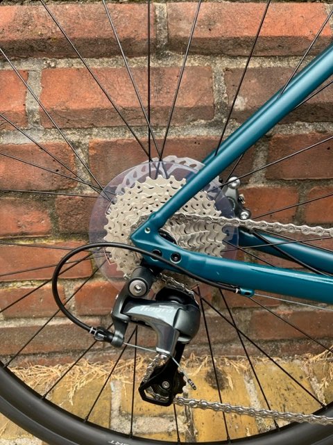 cyclesuk's tweet image. We’ve got the new @iamspecialized Allez Disc in stock. They look great in the flesh with some nice finishing touches. This is the Satin Tropical Teal version of the Allez Sport Disc model #specializedallez