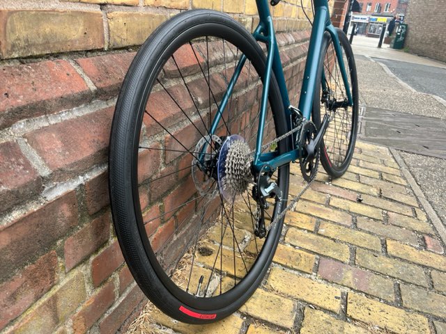 cyclesuk's tweet image. We’ve got the new @iamspecialized Allez Disc in stock. They look great in the flesh with some nice finishing touches. This is the Satin Tropical Teal version of the Allez Sport Disc model #specializedallez