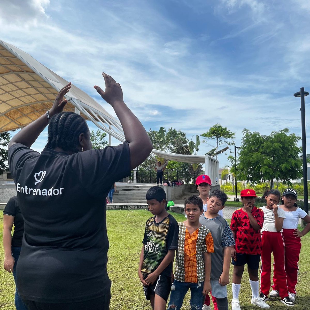 FccPty's tweet photo. Han sido encuentros de educación socioemocional, fútbol y diversión.
Gracias a @gruporesidencial y @faydola por apoyarnos en esta iniciativa tan maravillosa y ver cómo los niños y niñas de la escuela Cerro Viento Rural crecen y aprenden.⚽️
#fccpty #panama #futbol https://t.co/Gl473TspKi