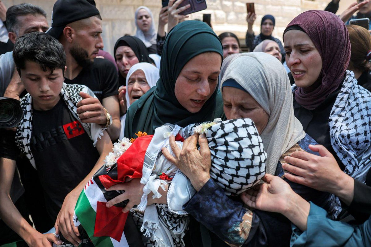 Timesofgaza's tweet photo. Mother of slain Palestinian kid Mohammed Tamami holds her son for the last time after he was killed by lsraeli occupation forces. https://t.co/7Yk6U977uQ