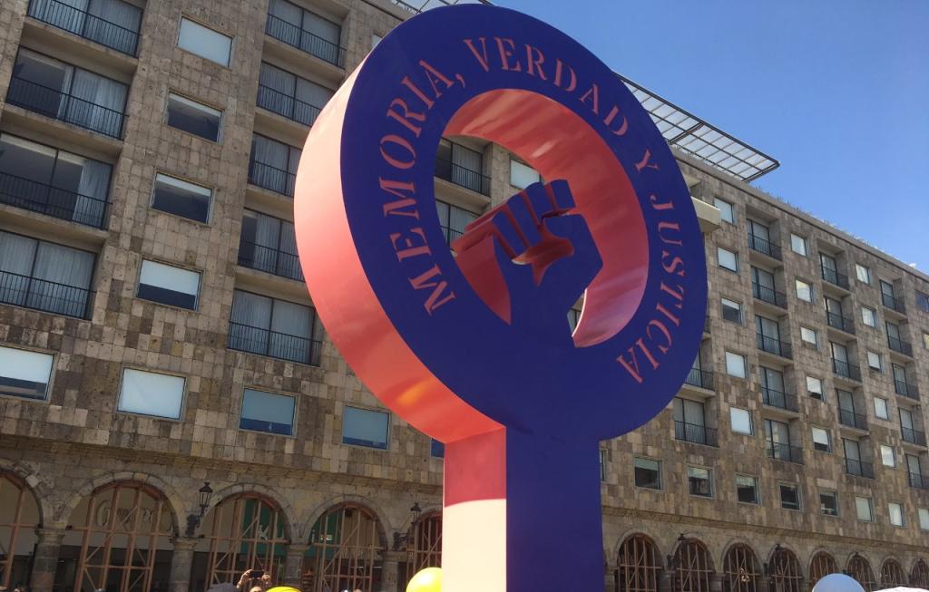 "Imagínense que cualquier persona llegue y ponga un monumento en el Centro", dijo el gobernador Enrique Alfaro para justificar el retiro de la escultura del "5J".  
Si bien hay normatividades, la apropiación del espacio público y darle nuevos significados genera ciudadanía.