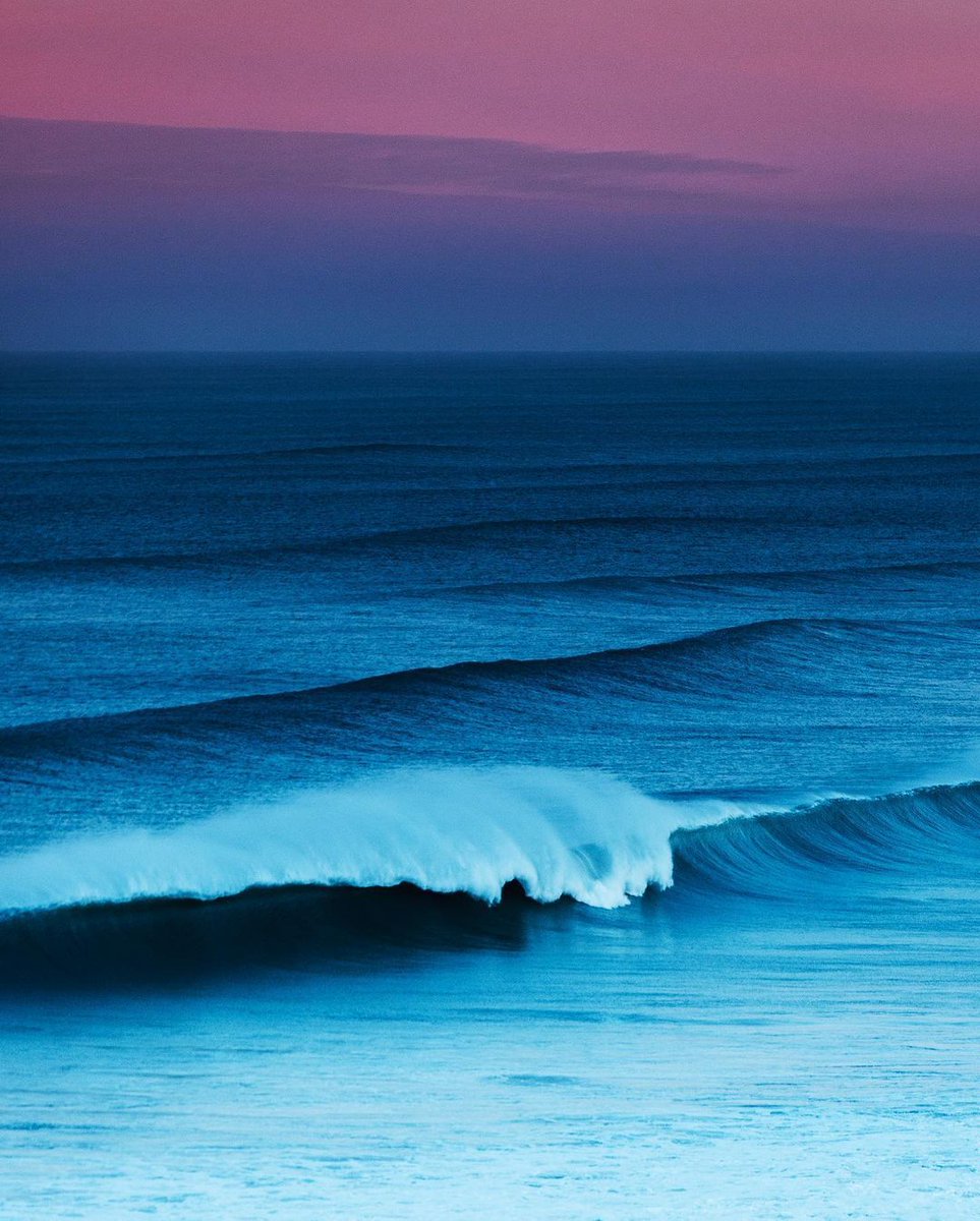 NomadicVisits's tweet photo. Canvas of Nature 💌

Nature's artistry on display: a stunning beach scene with rhythmic waves painting the shore, while the sky transforms into a mesmerizing palette of pink and blue hues, creating a picturesque masterpiece.💌 https://t.co/capwu379j7