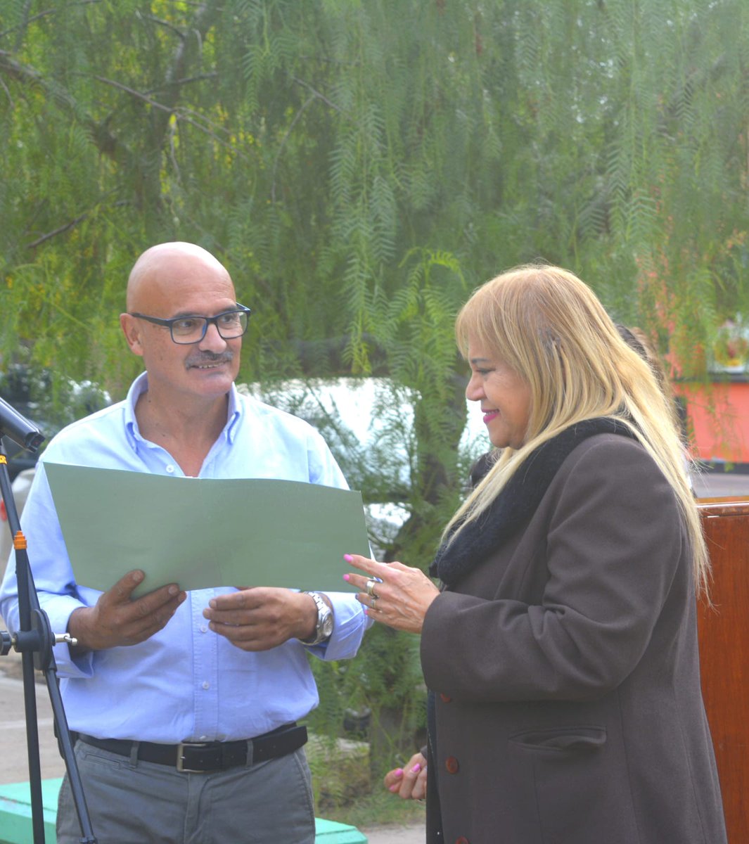 MonicaVillafae8's tweet photo. Entrega del Decreto que entrega el Concejo Deliberante como Visitante Destacado al Pintor y escultor Uruguayo Daniel Coppola en su visita por nuestra Ciudad https://t.co/sals3pAc7g