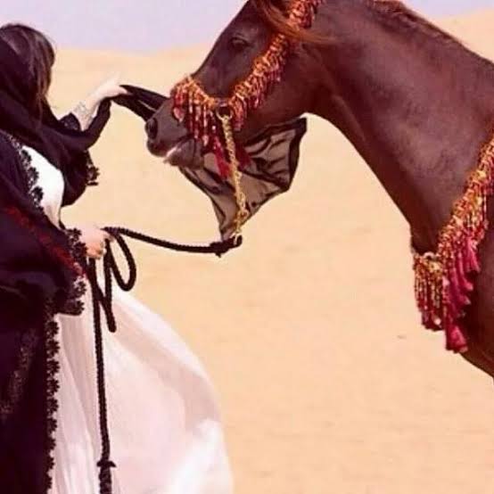 وانا لسه بشوفك فى الحواديت
في كلام الناس وفى وشوشهم
وطريق اتخضر بورودك
وغناوى الشوق والآه والليل
جنية وسكنت فى ضلوعى
والشوق لعيونها كفعل السيل .
بصرخ من روحى بكل سكات
انا لسه بشوفك فى الحكايات
منستش الخد ،،، خلاص طلى
وانا ليه متشعبط في رموشك
وبينده علي كلك ،،،،  كلى.

؛✍️