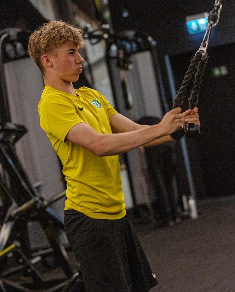 FSMETTA's tweet photo. Smags darbs Lemon Gym sporta zālē jaunajiem futbolistiem neapstājas. 💪💚

#fsmetta #lemongym #mettairspēks https://t.co/SnYKLHbJYb