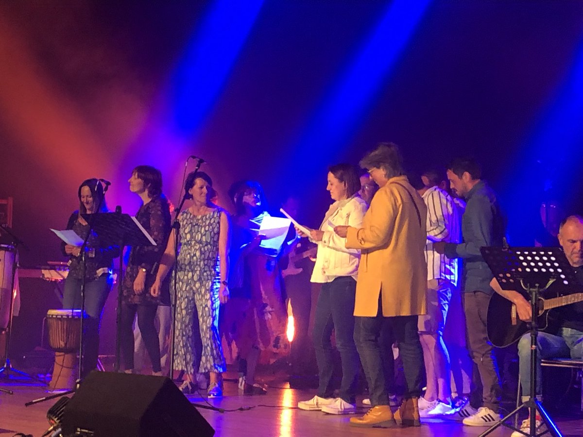 Spectacle du FSE à la salle des fêtes 
78 élèves artistes vont se produire et on commence traditionnellement par la chanson des professeurs