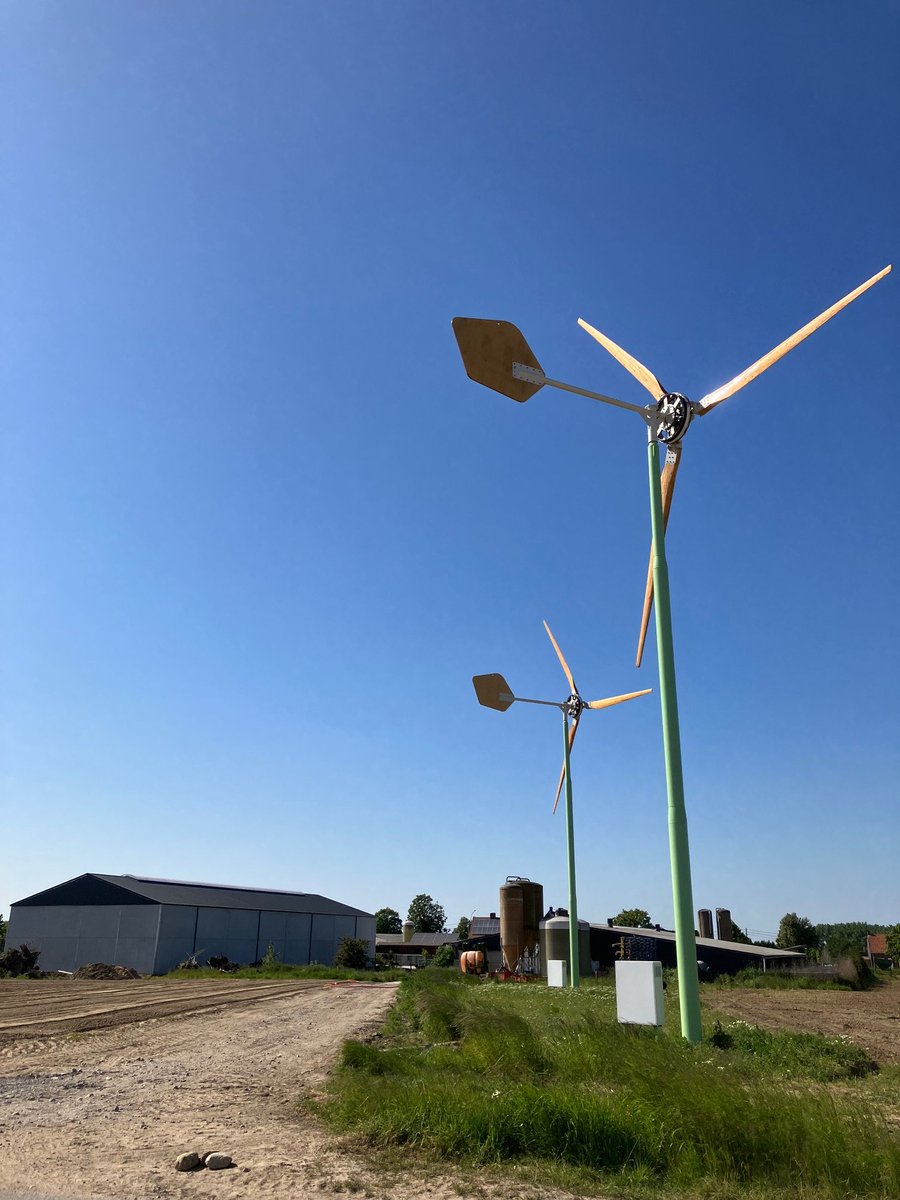 YoupowerB's tweet photo. Het is winderig in Zonnebeke. Een oxymoron of gewoon opnieuw een prachtige #offgrid installatie? #YouPower @BYD_BatteryBox @Victron_Energy @EAZWind https://t.co/xv2IOtgvhZ