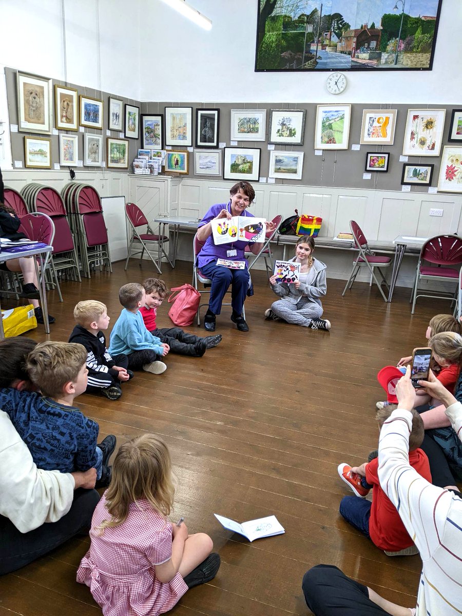 An absolute pleasure and delight for Ella & i to read Ella's grandpa goes hippity hop to the young squirrels of Woodborough : #inspiringyoungminds #hippityhop #futurenurse @CNOEngland @NUHInstitute @NUHNursing  @LucyHGillespie @eli3abethlh @MelvinWar2004 @suehaines1 🐿️⚜️📚 1/2