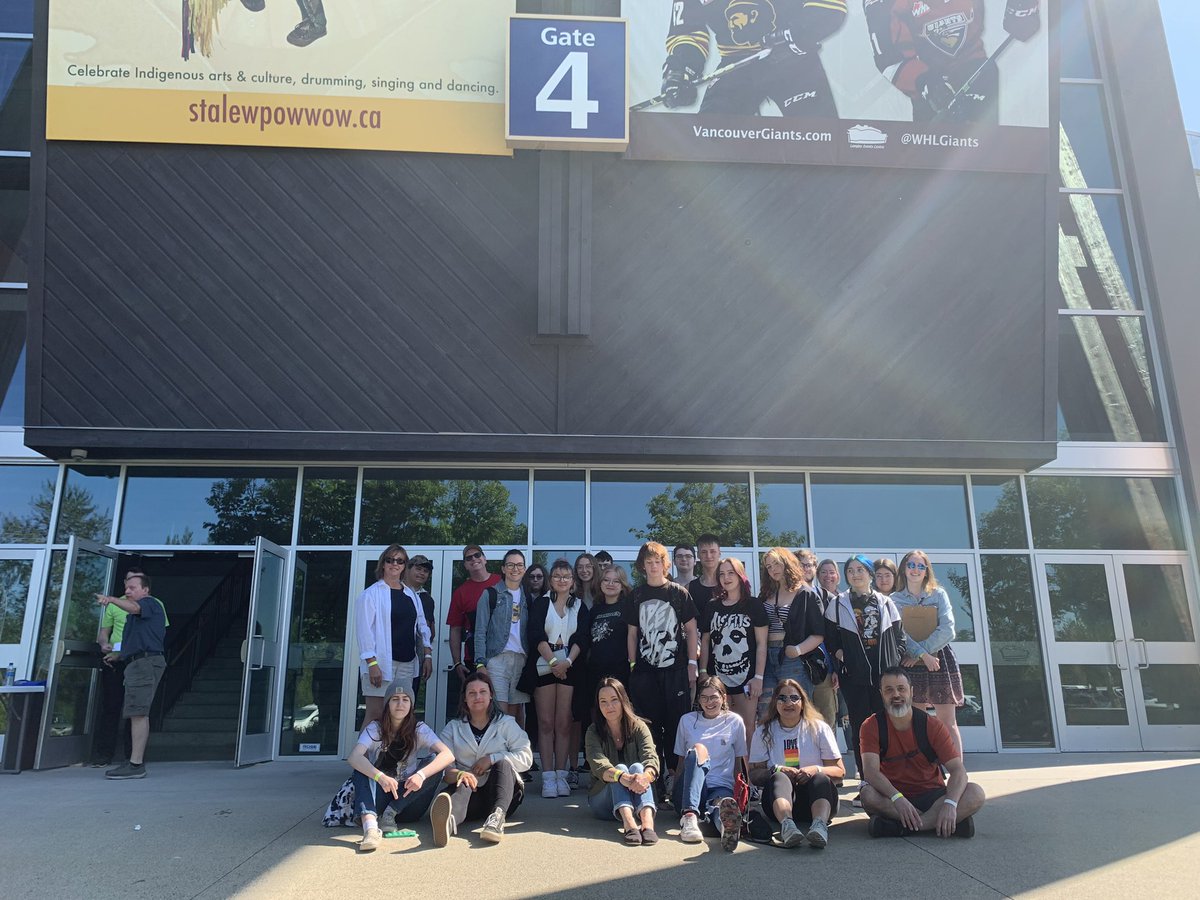 Thanks to <a href="/JGillmpsd/">Jas Gill</a> for organizing this wonderful trip to watch the <a href="/vancitybandits/">Vancouver Bandits</a>! Awesome to have <a href="/ecolemc/">ecolemc</a> and @carolynnschmor join us.

#bestschooldayoftheyear