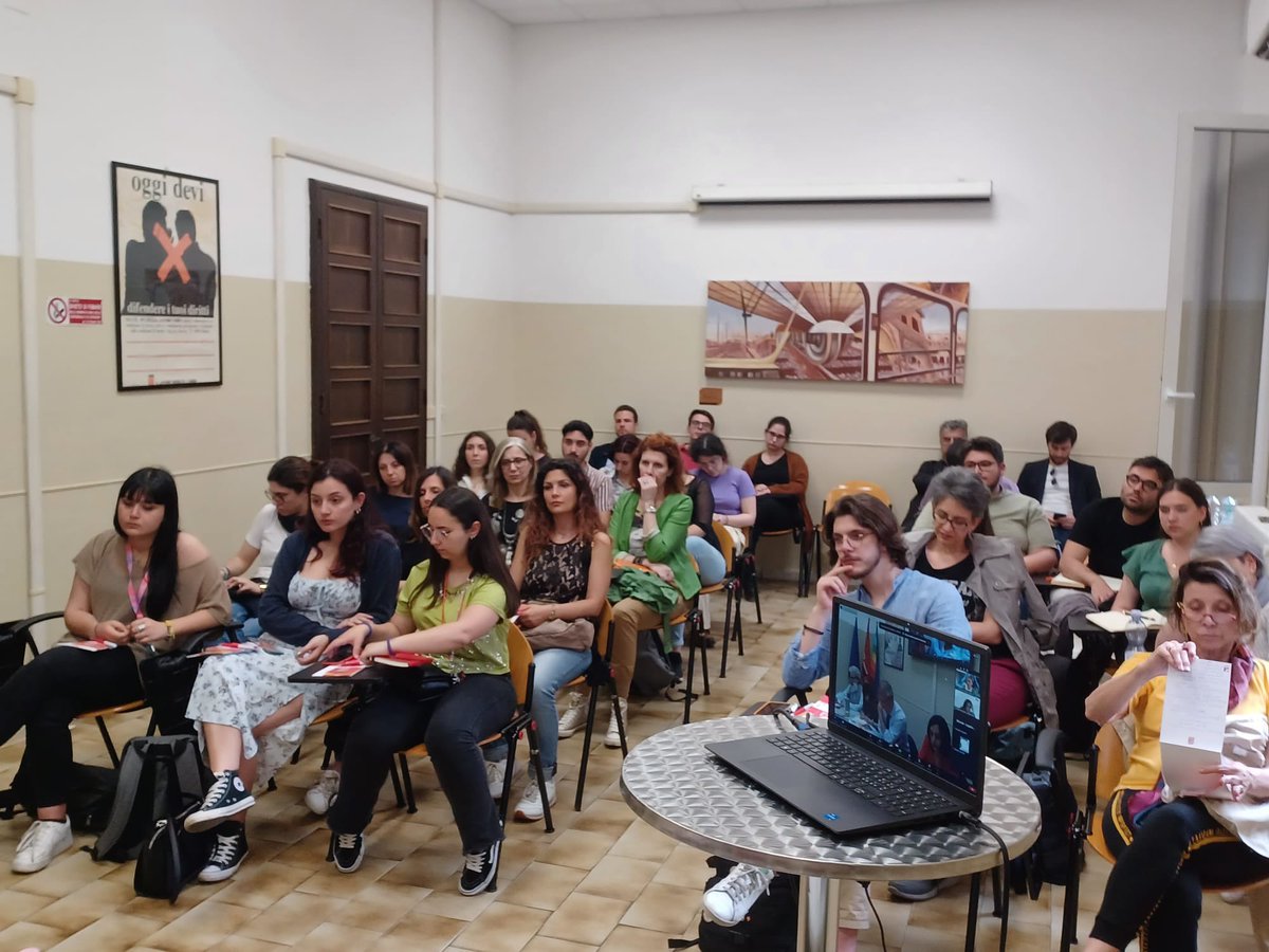 FilcamscgilB's tweet photo. Più di 150 persone collegate da remoto e tante persone in piedi in aula:

è l’iniziativa nazionale attualmente in corso sul rinnovo del #CCNLStudiProfessionali. https://t.co/4ryk0soRJj