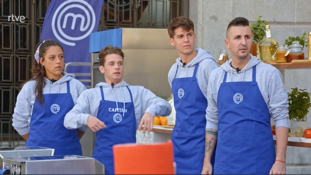 rtve's tweet photo. ¿Con qué equipo vais esta noche? #MasterChef 
Rojo 🔁
Azul ❤️ https://t.co/2EAR5QoYUj